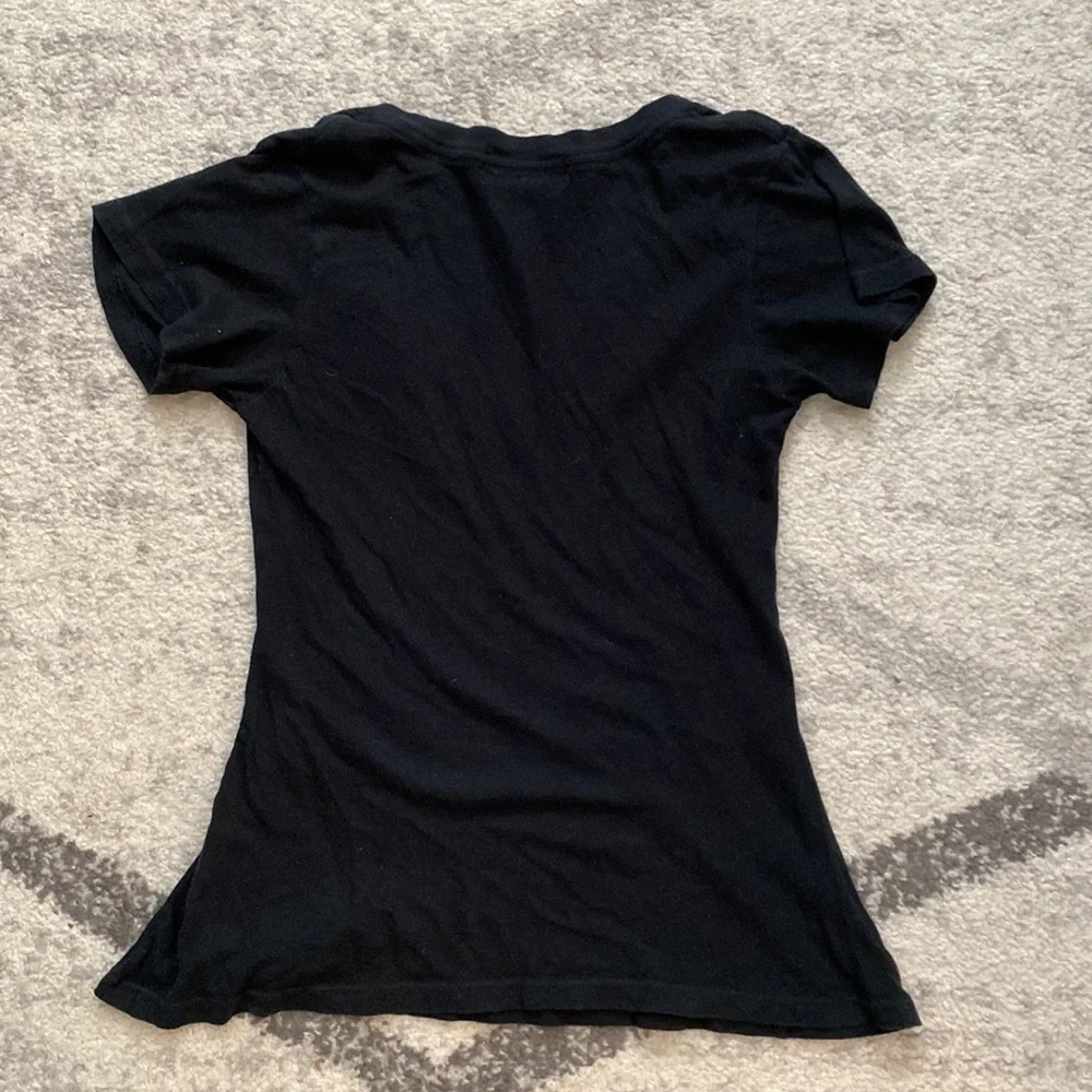 Wildfox Black Short Sleeve V-Neck Tee with Pink Lip Graphic - Picture 4 of 4